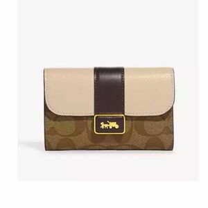 Medium Coach  grace wallet in signature canvas